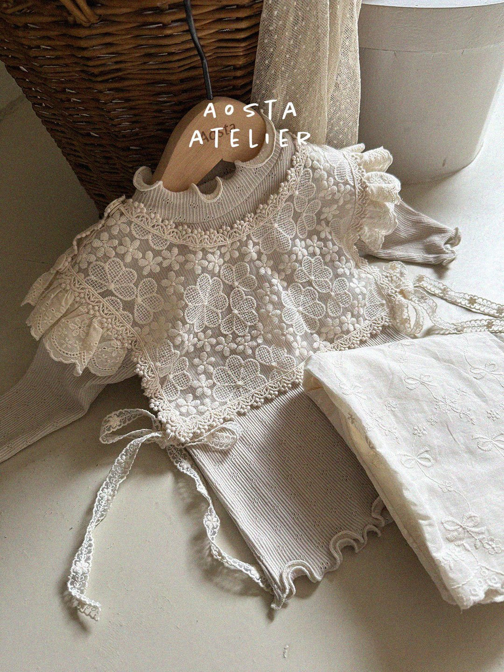 Camellia Tee | 花邊針織上衣